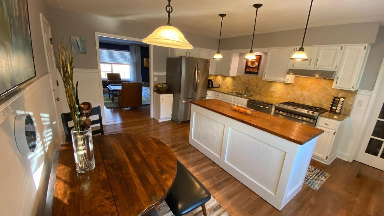 Here It Is! Cool Cape Cod-3 Br-2.5 Bath-12 Guests Olathe Exterior photo