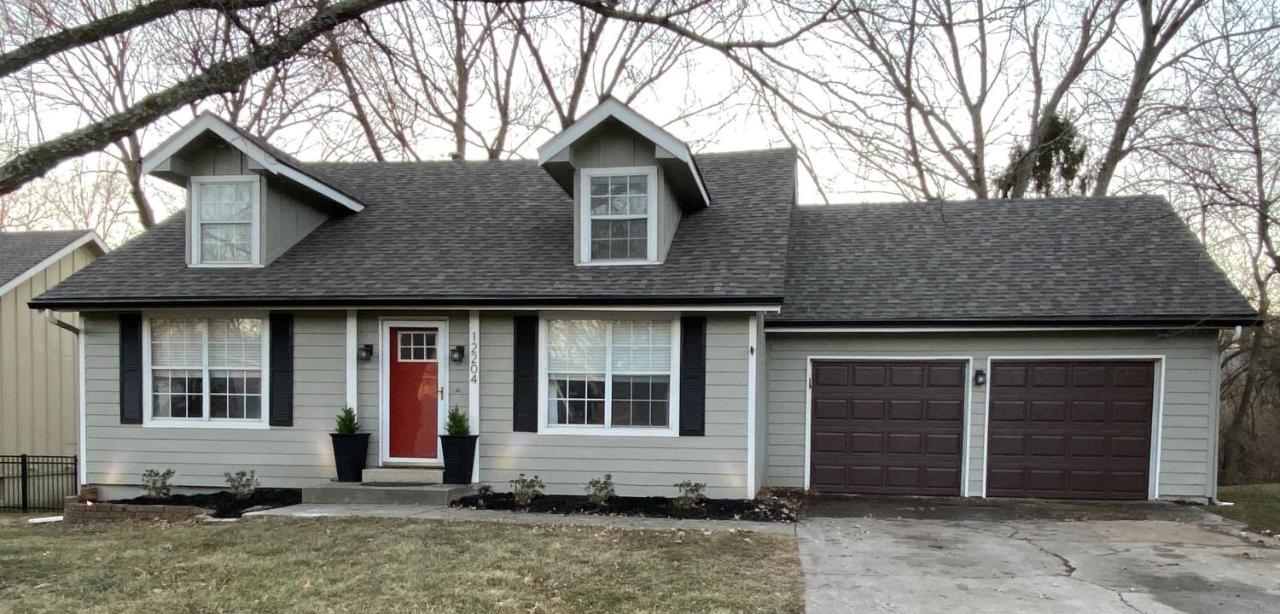 Here It Is! Cool Cape Cod-3 Br-2.5 Bath-12 Guests Olathe Exterior photo