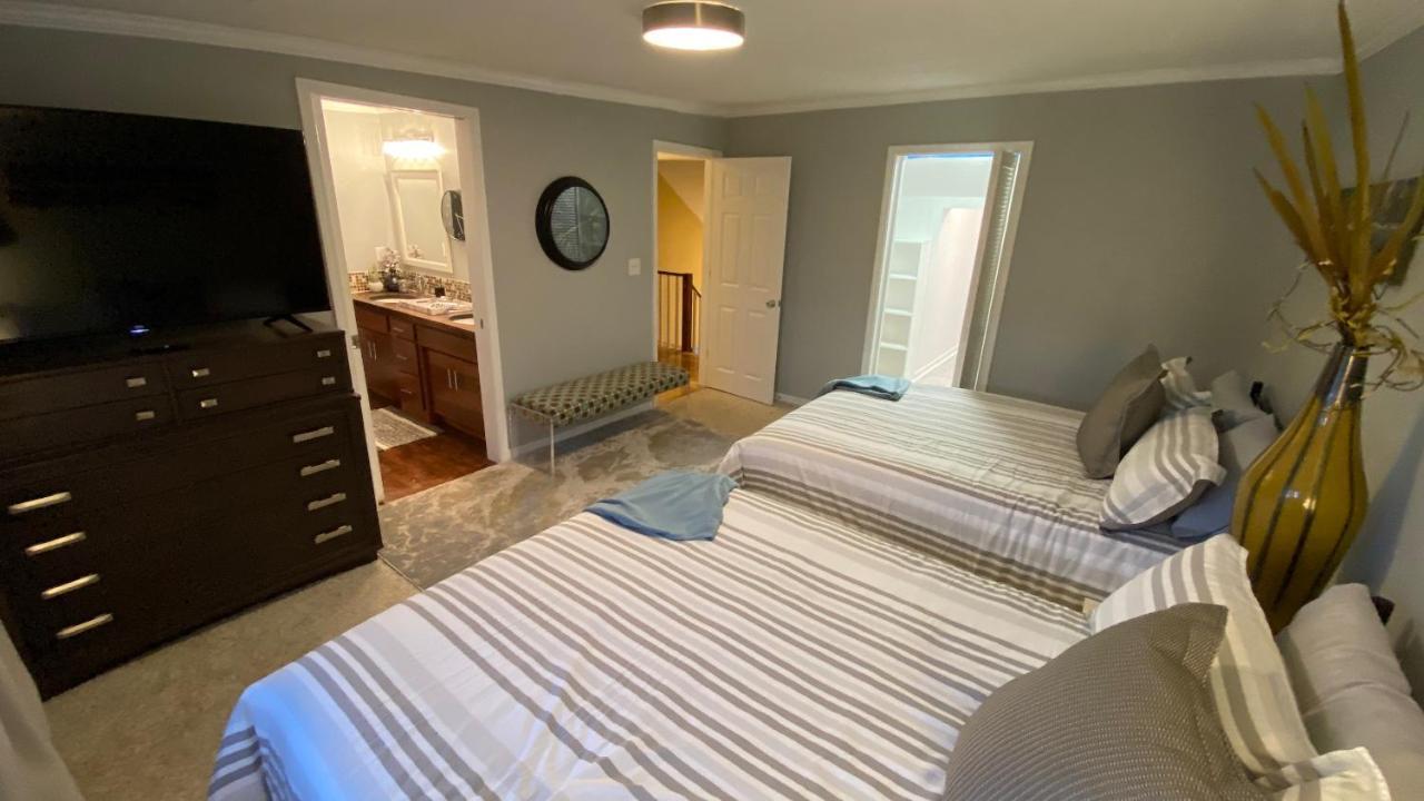 Here It Is! Cool Cape Cod-3 Br-2.5 Bath-12 Guests Olathe Exterior photo