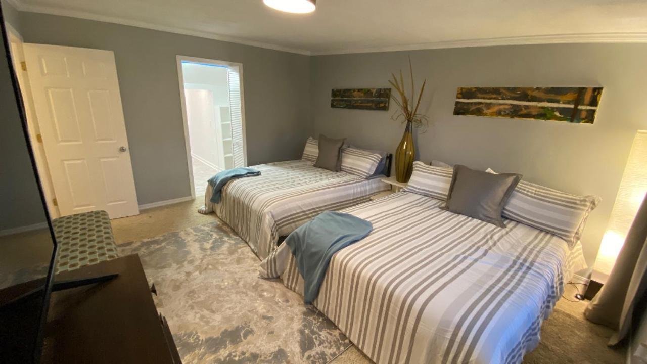 Here It Is! Cool Cape Cod-3 Br-2.5 Bath-12 Guests Olathe Exterior photo