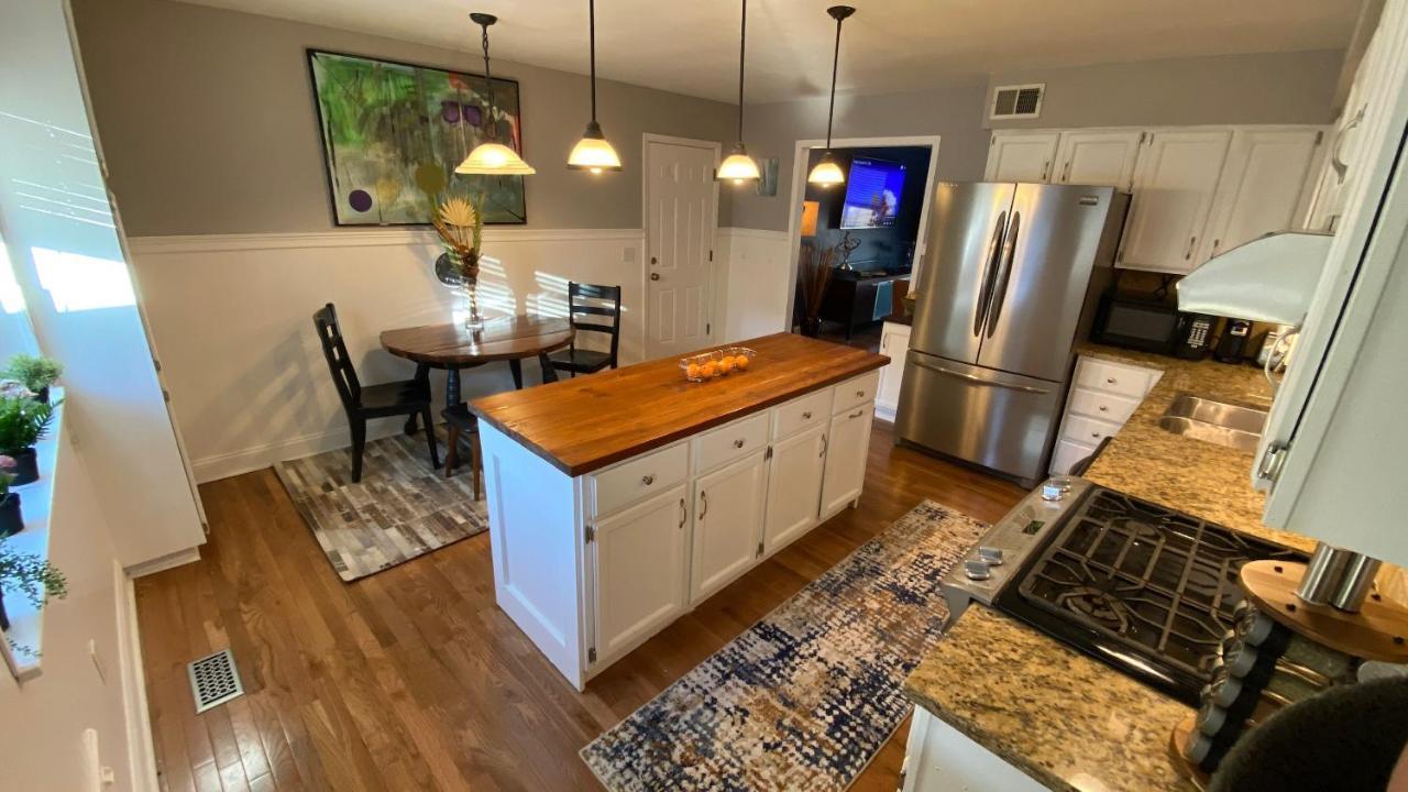 Here It Is! Cool Cape Cod-3 Br-2.5 Bath-12 Guests Olathe Exterior photo