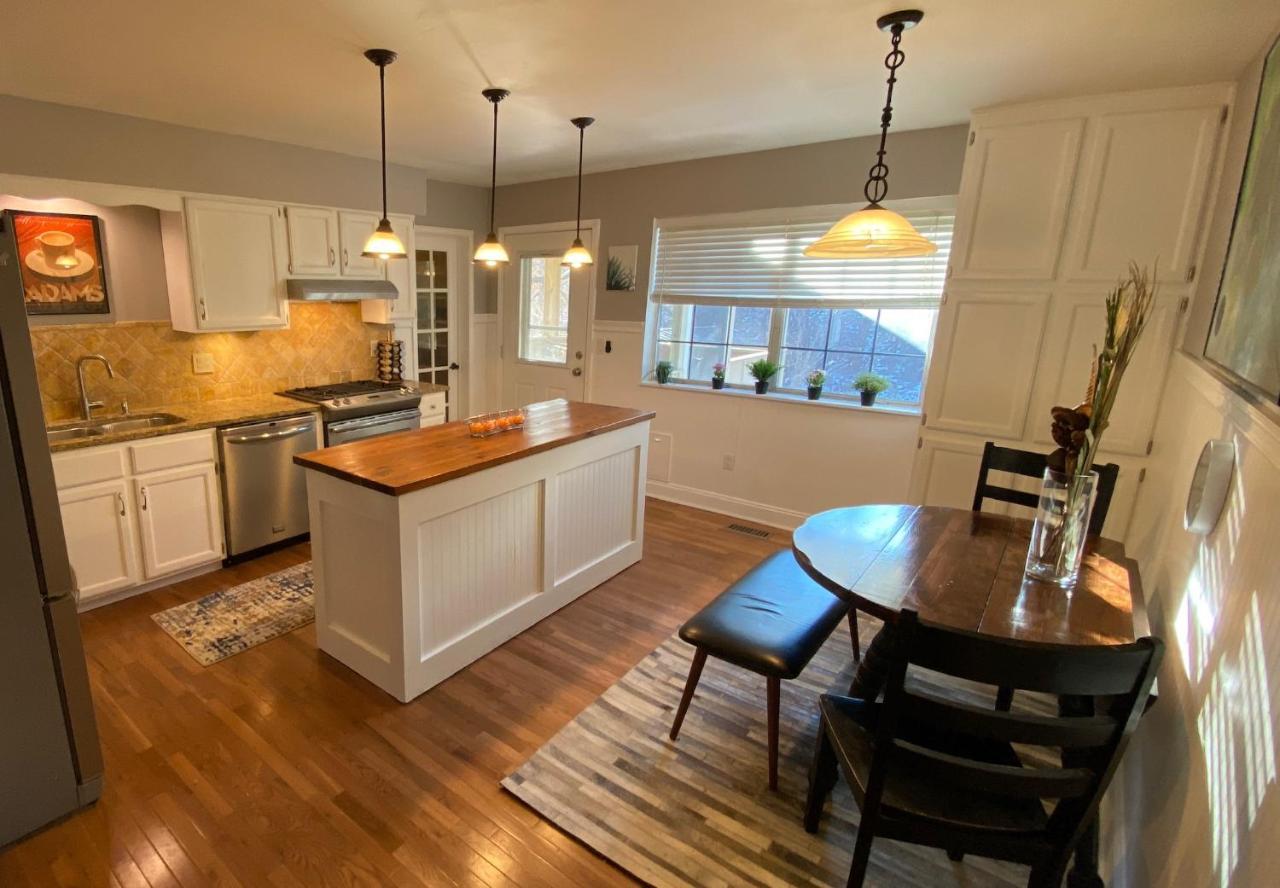 Here It Is! Cool Cape Cod-3 Br-2.5 Bath-12 Guests Olathe Exterior photo